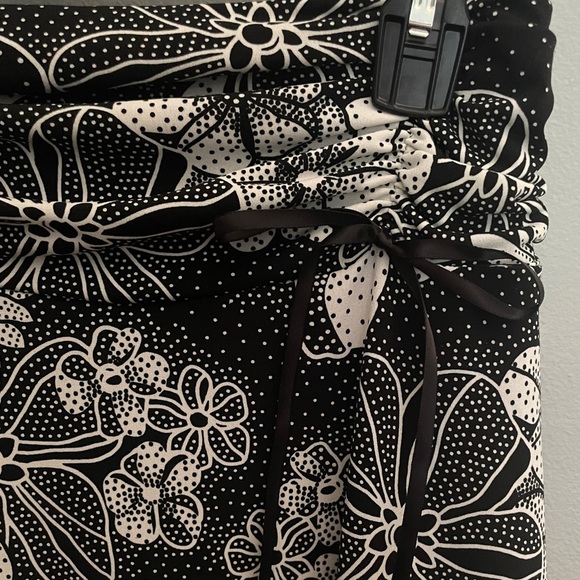 Y2K Speechless Black and White Flower Patterned Stretch Skirt - Picture 3 of 6